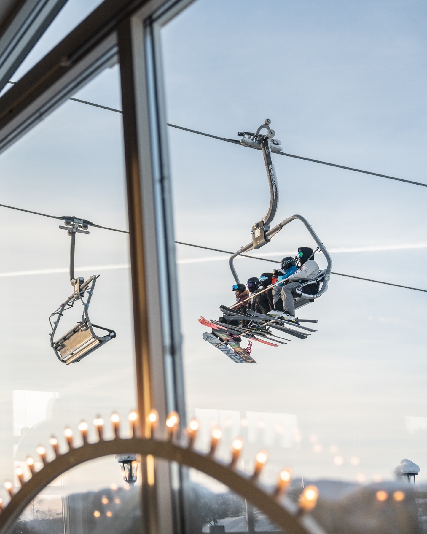 Stämning på Charlies – skidlift genom fönstret
