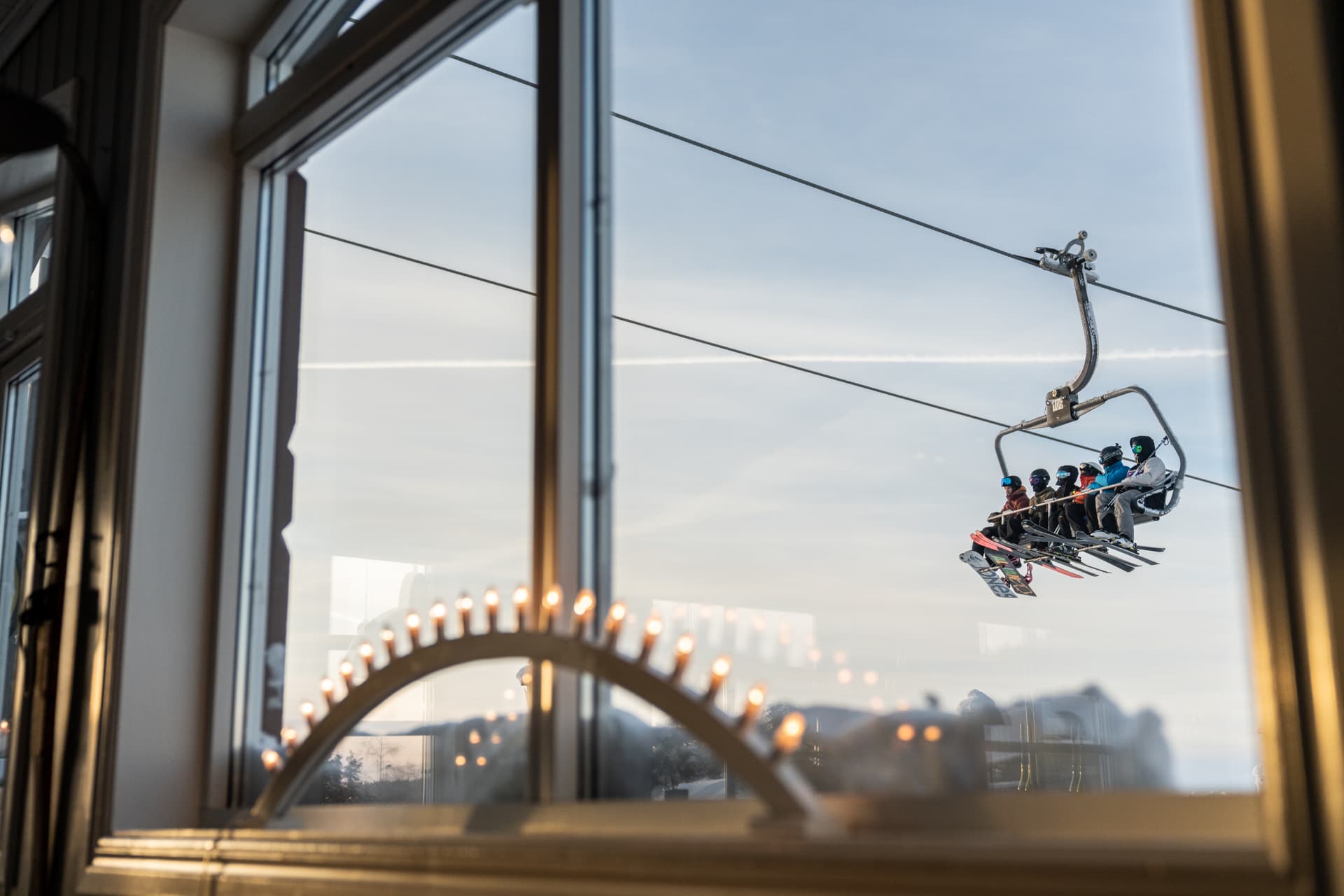 Liftet glider förbi fönstret